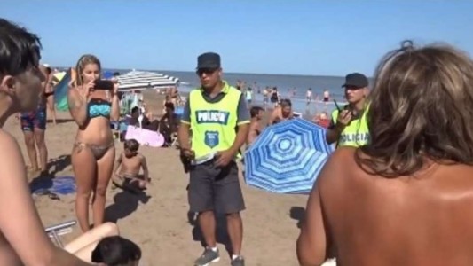 Convocan a un "tetazo" masivo para protestar por la acción policial contra las tres chicas en Necochea