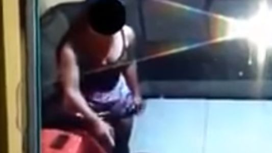 Video documento: denuncian a una niñera por pegarle a dos nenas