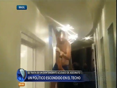 Un politico escondido en el techo
