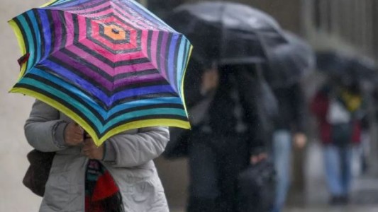 Rige una alerta por lluvias y vientos de hasta 100 kilómetros por hora