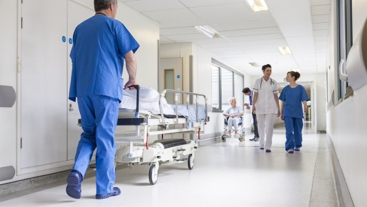 Polémica en Inglaterra: los hospitales públicos le cobrarán a los extranjeros antes de atenderlos