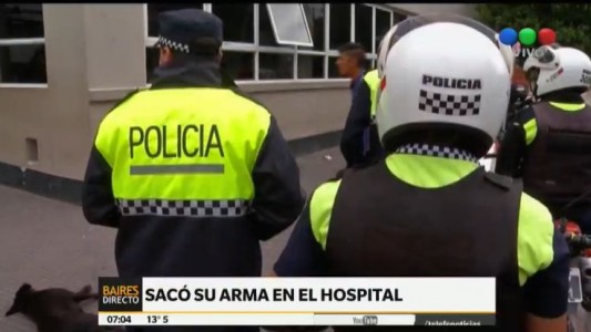 Un policía amenazó con su arma a los médicos que atendían a su hija