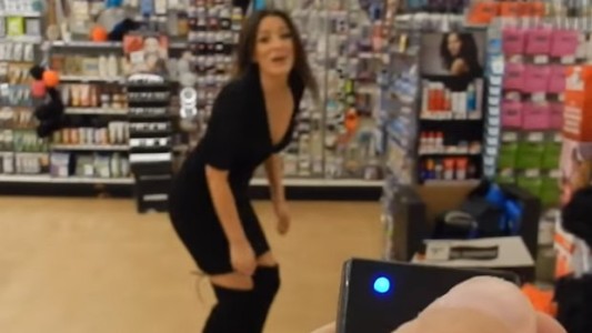 Video: le regaló a su novia una bombacha con un "dispositivo oculto" y lo usó cuando conoció a su suegra