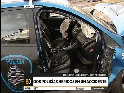 Dos policías heridos en un choque