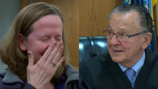 #EsViral Una infracción de tránsito provoca la risa del juez y de la acusada