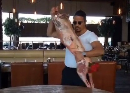 El cheff que baila con un lechón antes de cocinarlo