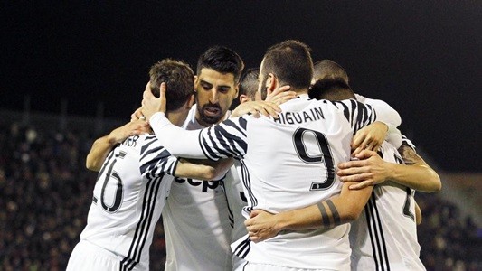 Dos goles del Pipita Higuaín para el avance arrolador de Juventus