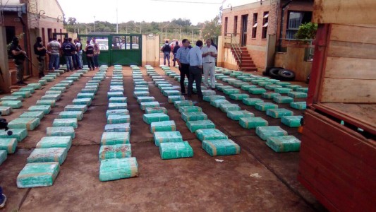Misiones: Encuentran cuatro toneladas de marihuana en un camión atascado en el barro