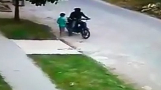 Video: Motochorro le roba la plata a un nene de 6 años que iba a hacer las compras
