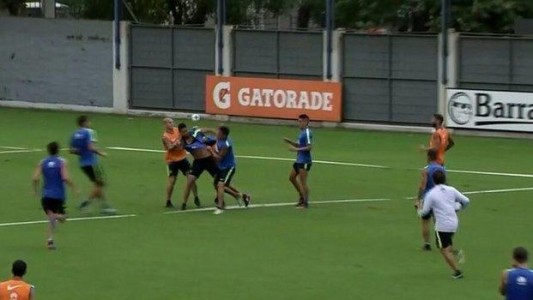 Escándalo en Boca: dos jugadores a las piñas en el entrenamiento