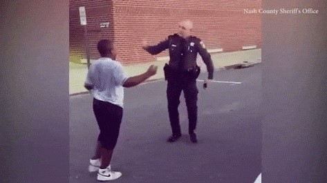 #EsViral El policía que acepta el reto de un niño y la rompe en un baile callejero