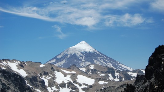 Mantienen el alerta amarillo declarado por la actividad detectada en el volcán Lanín