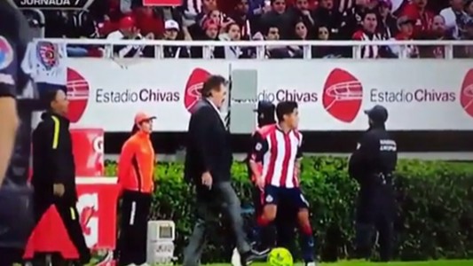 Insólita reacción de Ricardo La Volpe: entró en la cancha y derribó a un rival