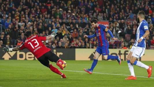Con dos goles de Messi, pero jugando mal, el Barça ganó y sigue en carrera