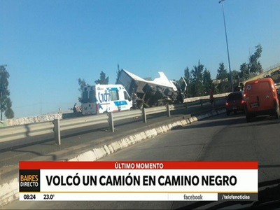 Volcó un camión en Camino Negro