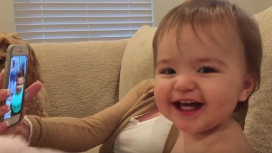 #VideoViral La animada conversación entre dos bebés por videollamada