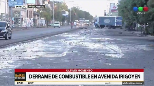 Derrame de combustible en Avellaneda obliga a cortar la avenida Yrigoyen