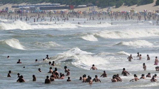 Villa Gesell: un joven fue arrastrado por una ola, golpeó su cabeza con el suelo marino y está grave