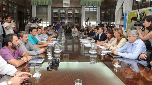El gobierno analiza dictar la conciliación obligatoria y fijar la paritaria docente por decreto