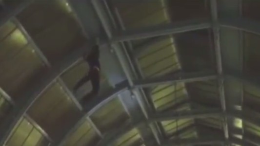 La dramática caída de un mago borracho desde 8 metros de altura