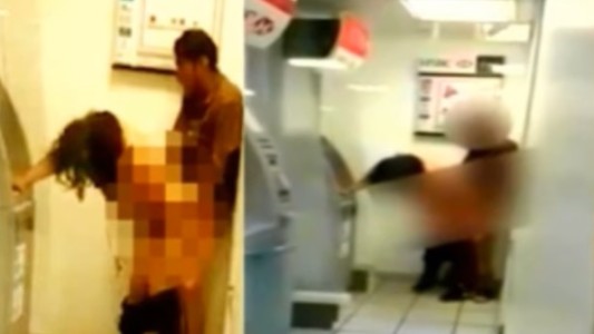 Una pareja es grabada teniendo sexo dentro de un cajero automático mientras la gente espera