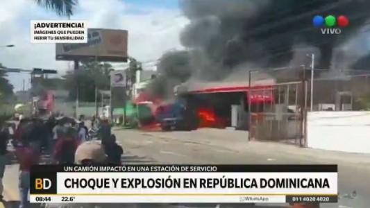 Un camión chocó contra una estación de servicio y provocó un gran incendio