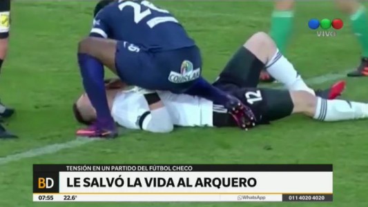 Un delantero le salvó la vida al arquero del equipo rival