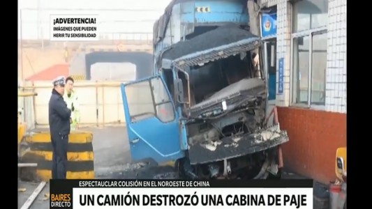 Video: un camión destrozó una cabina de peaje