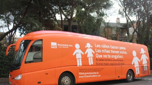 Polémica en España por un "autobús transfóbico"