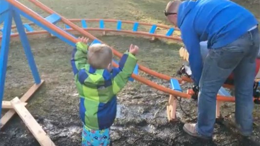 La historia del hombre que le construyó una montaña rusa de verdad a su hijo en el parque de su casa