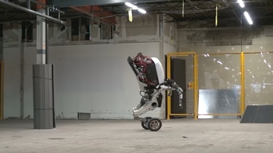 #EsViral El robot que corre, salta y se mueve como un humano