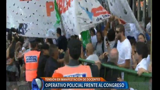 Tensión en manifestación de docentes frente al Congreso