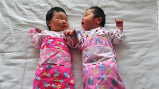 China analiza dar incentivos económicos para que las familias tengan un segundo hijo