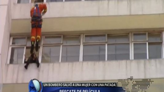 Rescate de película en China: bombero salva a una mujer deprimida