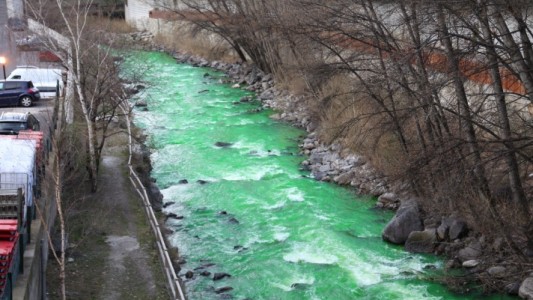 Video: un río se tiñó de verde y disparó el alerta entre vecinos