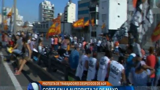 Corte de trabajadores gráficos en la Autopista 25 de Mayo