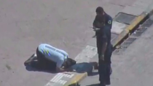 Misterio por el hombre que se puso a rezar frente a la Casa Rosada