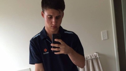 Un joven busca amigos a través de internet porque fue marginado tras sufrir leucemia