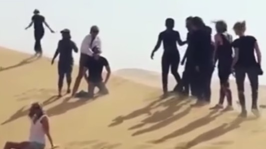 Rod Stewart pide disculpas por el video en el que simula una decapitación en el desierto