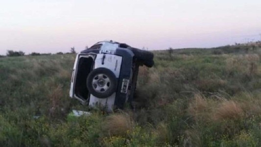 Volcó con el auto y caminó 3 kilómetros con su hijo en brazos para intentar salvarlo