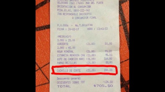 Quisieron cobrarle $200 por pedir “un cuchillo que corte” en una parrilla