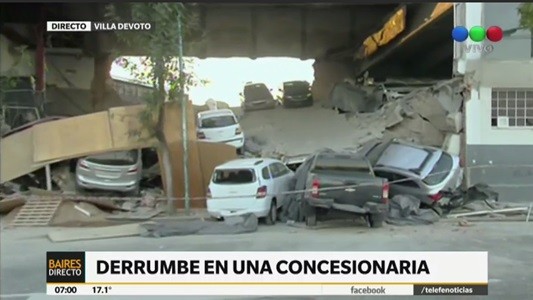 Un derrumbe en una concesionaria con varios autos aplastados y destruidos
