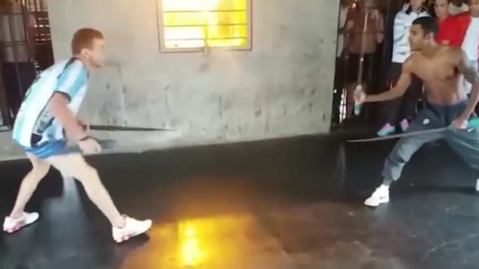 Video documento: filmaron una brutal pelea de presos con cuchillas gigantes