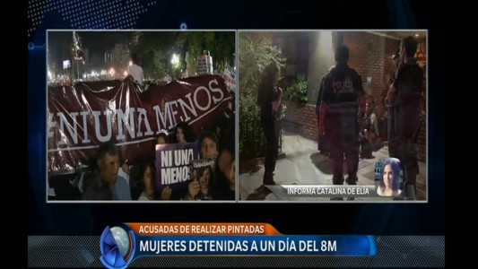 #NiUnaMenos : detuvieron a un grupo de chicas que realizaban un graffiti por el paro de mujeres