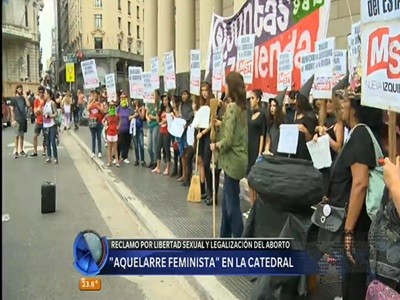 #ParoDeMujeres Un "aquelarre" feminista frente a la Catedral