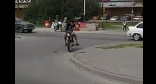 Video: un hombre resistió el robo de un motochorro a los piedrazos