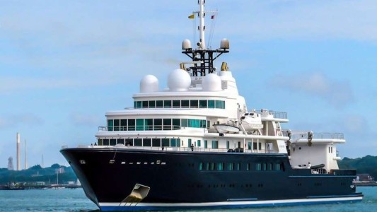 Llegó a Buenos Aires uno de los yates más lujosos y misteriosos del mundo
