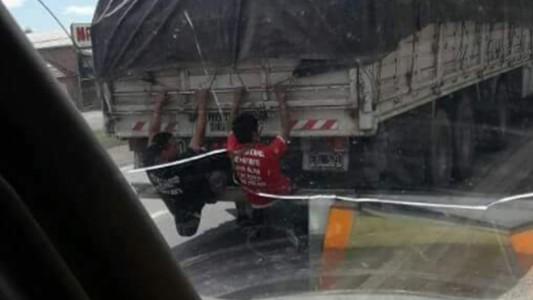 La foto de dos fanáticos del Indio Solari que volvieron del show colgados de un camión