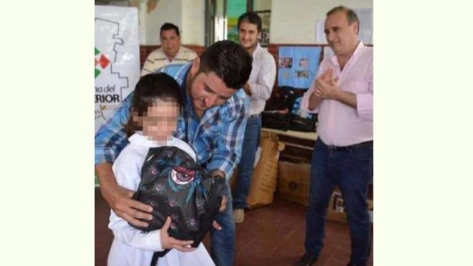 Escándalo en Santiago del Estero: un intendente entregó a chicos de primaria mochilas con dibujos de hojas de marihuana