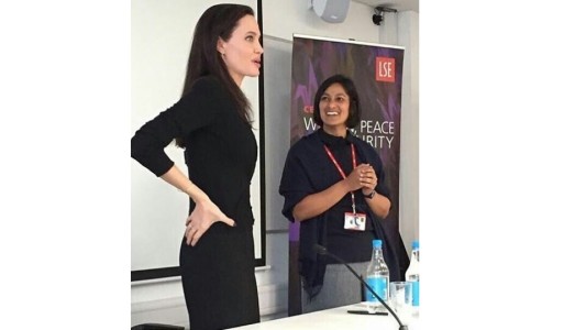 Primera clase de Angelina Jolie como profesora universitaria